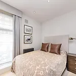 2 Bed, 2 Bath In Mayfair, Garden View