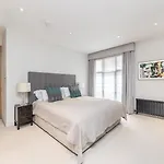 2 Bed, 2 Bath In Mayfair, Garden View